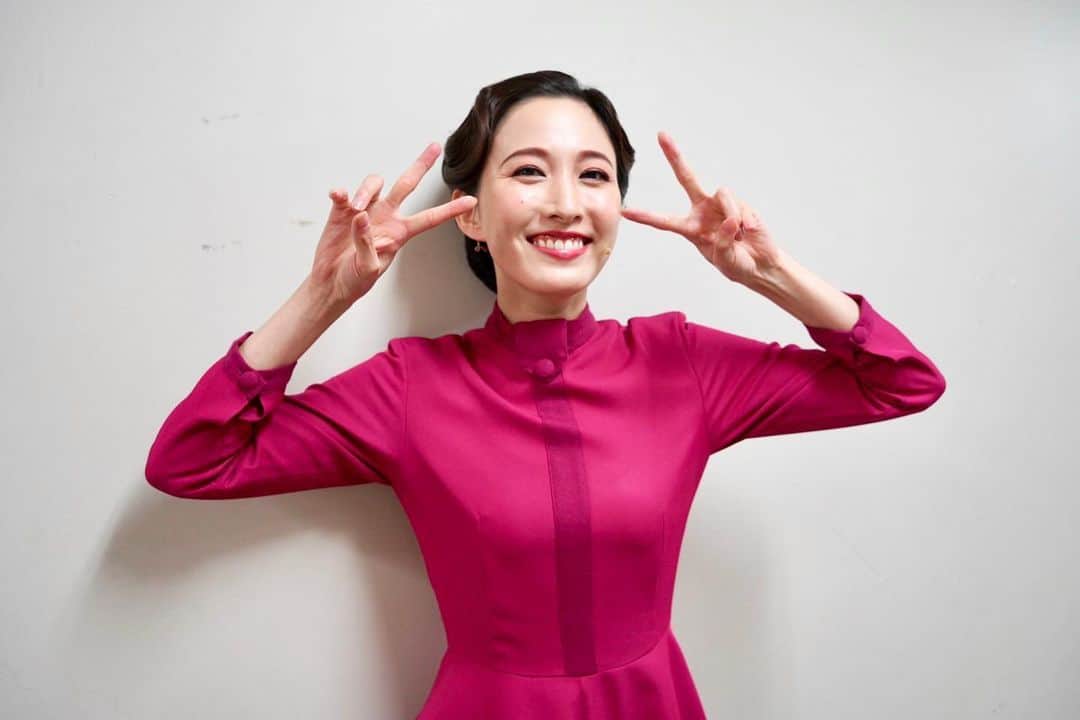 のインスタグラム：「. ミュージカル「生きる」 東京全24公演，無事に終える事ができました❣️  ご観劇下さった皆さんからの温かいお言葉と この作品の素晴らしさを感じて！ 生きるに携わらせて頂けた事！ とても嬉しく幸せに思います😊  初日があけて始まると一瞬で千秋楽迎えてた実感。  次は大阪公演３日間参ります！！！ 楽しみ😌  大阪でも沢山の方に会えますように😌✨  みりおん。 #ミュージカル生きる2023 #ななカメラ #思い出大量 #バッシバシ撮ったわよ笑😆」