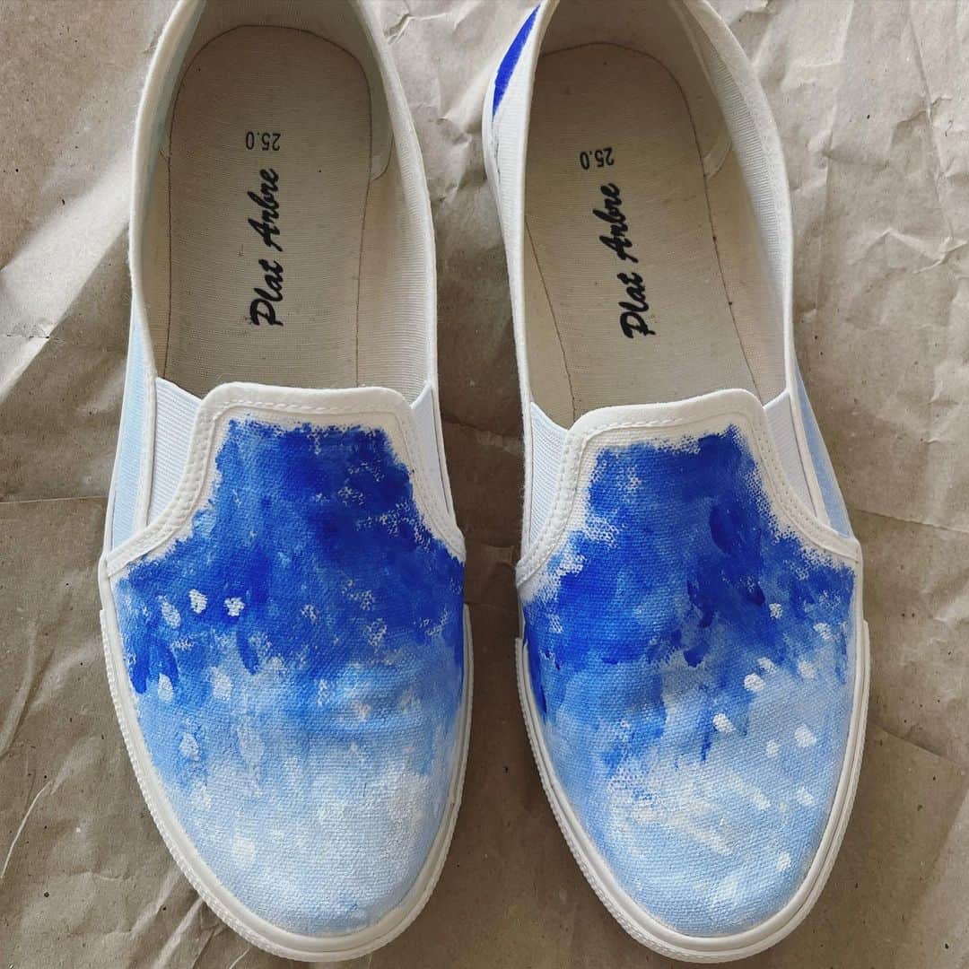 谷口礼子のインスタグラム：「靴に色塗ってみた」
