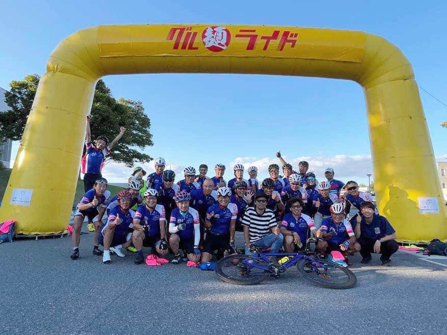 土井雪広のインスタグラム：「4年ぶりに地元山形にて開催されたグルメライドイベントへゲスト参加させて頂きました😊  今回の走行距離110キロの道のりの中には 、4種の麺を食べられるエイドステーションと、りんご、シャインマスカット、玉こんにゃくを食べられる休憩ポイントを含み、それプラス美味しい空気と美しい自然の中を多くの参加者と走破し、ボランティアの方々、スタッフの方々に守られながら安心して走れるこのイベントはただただ最高でした。  また来年必ず帰ってきます👍  一緒に走りお世話になった全ての皆さんありがとうございました😊」