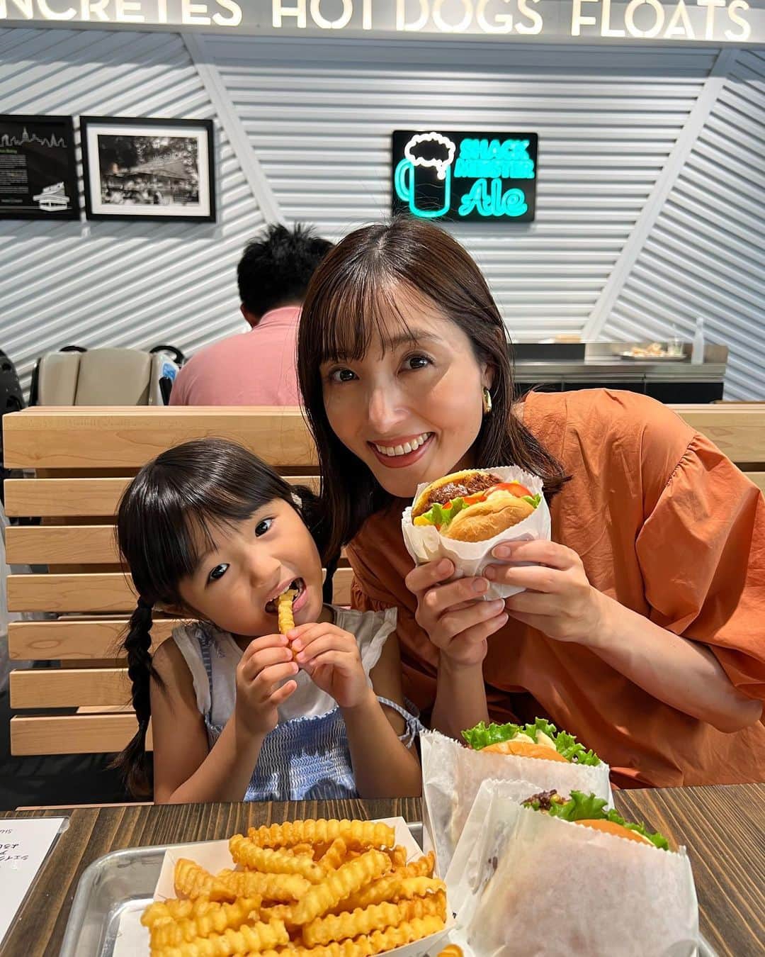 大浦育子のインスタグラム：「たまに食べたくなるハンバーガー🍔 前回の妊娠中は、よくあるあるのポテト食べたい欲がすごかったけど、今回はそちらは全然ないな〜  やっと涼しくなってきましたね🍂  . #ハンバーガー #shakeshack」