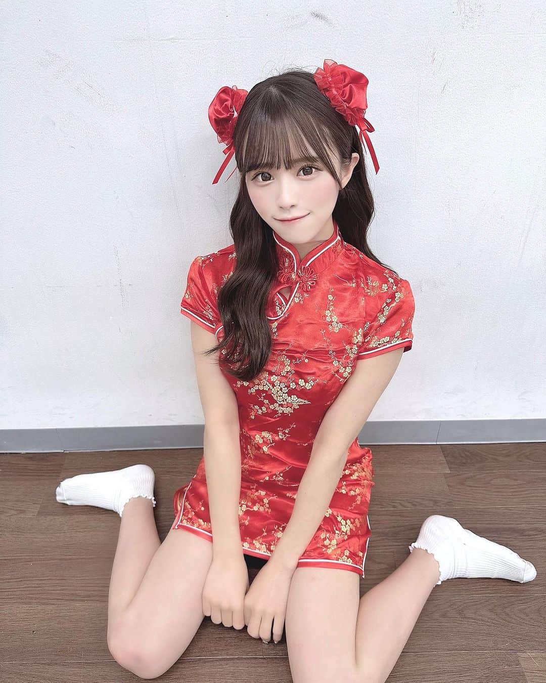 葉月沙耶さんのインスタグラム写真 - (葉月沙耶Instagram)「24歳独身、アイドル歴10年 もらっちゃいな……！   お知らせです⋆͛📣  この度、2023年ハロウィンデコチェキを販売させて頂けることになりました🎃🦇🕸  1枚5000円  全部で5種類のコスプレ着たよ‪‪❤︎‬ 何が届くかはお楽しみですっっ♡  5枚購入の方は全種類届きますᐡᴗ ·̫ ⊂ᐡ♡  購入特典もあって 3枚購入で手作りハロウィンカード 5枚購入で手作りハロウィンカードと手作りチェキケース もプレゼントします‪‪❤︎‬  販売開始は本日21:00〜  インスタプロフィールのリンクから購入出来るのでみてね♡  アイドル最後のハロウィンなのでぜひお迎えしてください♡  #ハロウィン #ハロウィンコスプレ #ハロウィン仮装 #ハロウィンメイク #チャイナ服 #コスプレ #コスプレイヤー #コスプレ女子 #コスプレ撮影 #コスプレイヤーさんと繋がりたい #アイドル衣装 #アイドルヘア #童顔」9月25日 13時41分 - sayapon_310