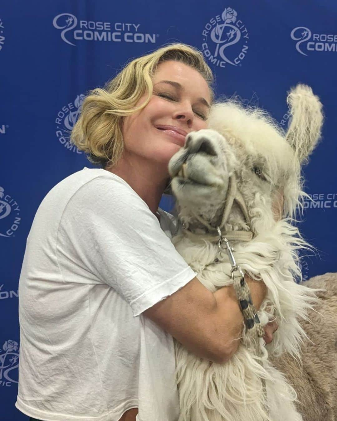 レベッカ・ローミンのインスタグラム：「All llama. No drama. ❤️ you @rosecitycc @caesarthenodramallama #rccc」