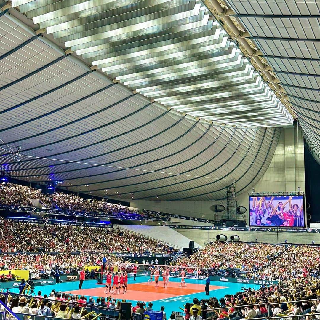 のインスタグラム：「. #ワールドカップバレー2023 女子大会 #パリオリンピック予選 が昨日閉幕。 . 日本チームは3位で大会を終え オリンピックの出場権獲得はならずでした。 でも‼︎‼︎‼︎‼︎ 久しぶりにワクワクするバレーボールを 魅せてくれてバレーボールってやっぱりおもしろいと たくさんの方が感じてくださったのではないでしょうか☺️✨ . 強化してきたサーブをはじめ 数えきれないほどの選手たちの努力があって それが結集してあのような魅力的なバレーボールになっていますが 解説の準備のために練習を観に行かせていただいたときに 『これは‼︎』と実は一足お先にワクワクしていました。 これまでと明らかに違うところがあったからです。 . パスを意識的に高くふわりとあげていました。 . それによりスパイカーにもセッターにも準備の時間ができ スパイカーはブロックに跳んだ後でも大きく開くことができる。 助走を十分取ることができるので高くジャンプすることができ、 助走の勢いを利用して力強いスパイクを放つことができる。 なにより全員攻撃が可能になる。と 多くのメリットを生み出していました。 またセットについても突くようなセットでなく スパイカーの能力を最大限活かすようなふわっとした セットを両セッターが供給していました。 今大会はスパイカーが活き活きとスパイクを放つ場面が 非常に多かったと思います。 それでも競るとどうしてもコート中央からの攻撃が 少なくなってしまったり、 すこし低く早くなってしまったりというのは ありましたが、それは経験というのも 影響してくるところもあると思いますし、 伸び代として…さらに良くなっていくのではと楽しみです✨ . 素晴らしいバレーボールをみせてくれた 選手スタッフのみなさん、 ハードな戦いの日々本当にお疲れ様でした。 すぐリーグと休む間がなかなかありませんが… 少しでも心と身体を休められますように。 . . 次は男子大会です🏐‼︎ パスの質、トスの質、スパイカーの開きや助走 攻撃参加への高い意識など ぜひ注目してみてください😊✨ 特にバレーボールを頑張っている 学生のみなさんにはそこを観てほしいなと‼︎ . またバレーボールにワクワクする日々を送れるのが とても楽しみです☺️✨ . .」