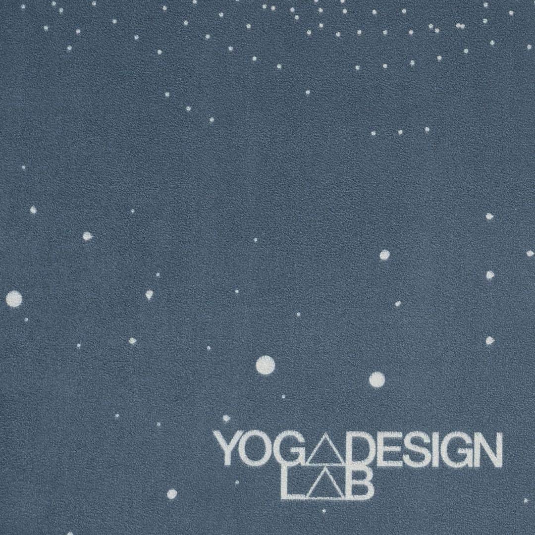 ヨガデザインラボ Yoga Design Labさんのインスタグラム写真 - (ヨガデザインラボ Yoga Design LabInstagram)「初代YDLアンバサダーChiaki @_chiaki_yoga さん👏  マットとウェアーがとてもマッチしていますね！また秋を感じさせます🍂 とても美しい✨✨ いつも一緒にポーズをしてくれるクマちゃん🐻可愛い！  @_chiaki_yoga さんのリール動画で沢山のポーズが拝見できますので是非フォローしてくださいね😙  YDLを通して皆さんが輪になれたらとても嬉しいです💯  ■商品概要  CURVE MAT　Celestial(セレスティアル) 3.5mm 長さ198cm x 幅86cm 天然ゴム+リサイクルペットボトルで作られたマイクロファイバー+水性インキ  購入先は👇(Amazon) https://x.gd/Byl3D」9月25日 13時42分 - yogadesignlabjapan