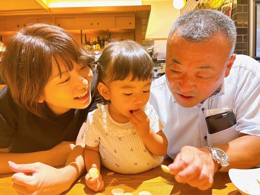 矢端名結のインスタグラム：「ママ・あたち・じぃじ  #じぃじにもおかちあげる #高崎からよくきたね #あたちが東京をおちえてあげる」