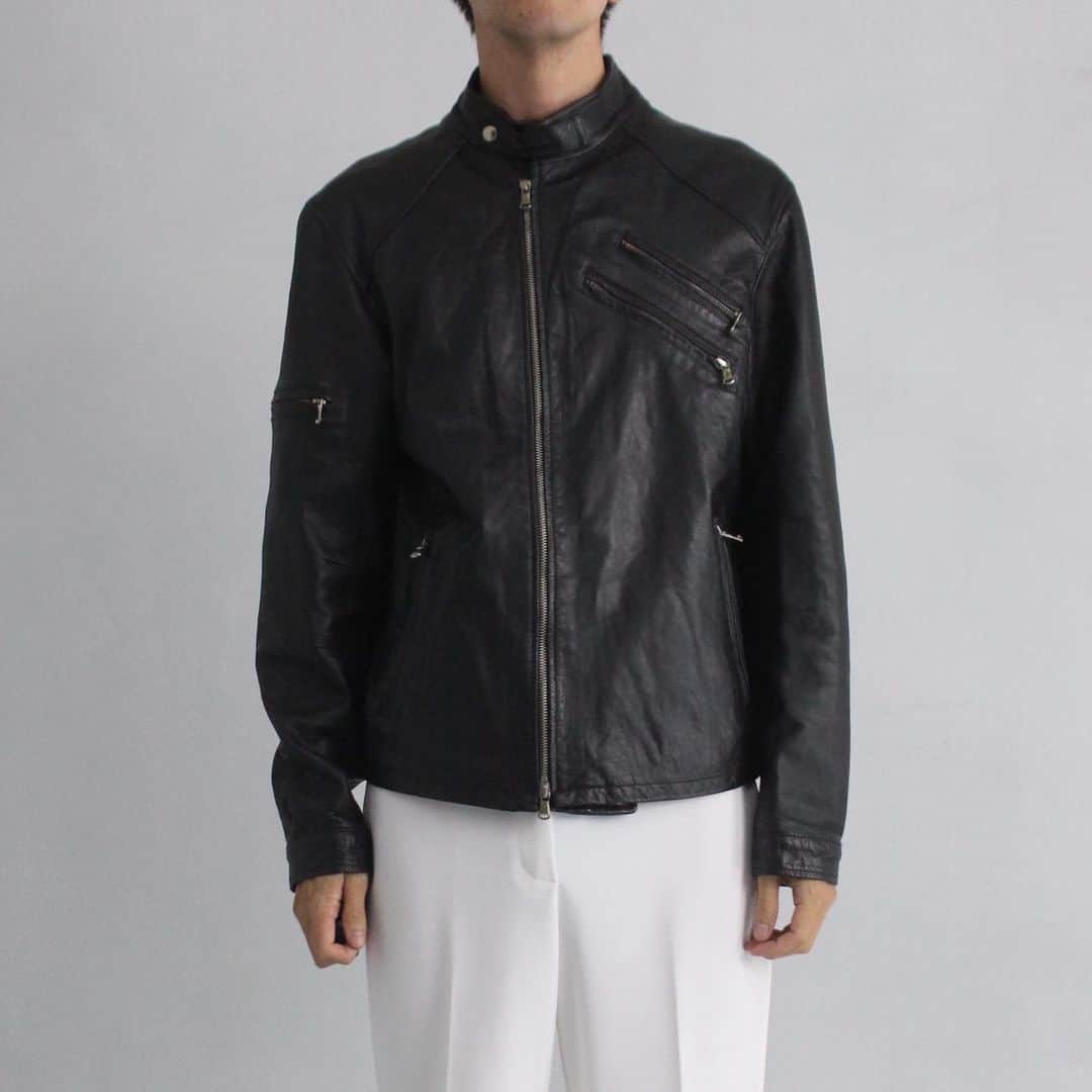 SANKAKUのインスタグラム：「. Vintage Zip design band collar leather jacket  着用モデル:174cm - - - - - ハの字に入ったジップ。 襟のないバンドカラーデザイン。 もちもちのレザー。 素晴らしい。 - - - - -  高円寺OTSUで15年培った経験を活かし、新形態でより都会的でクリーンなアイテムを提案致します。1点,1点をセレクトとし、古き良き物を現代に落とし込む高感度な古着屋です。  "OTSU TOKYO"ならではの洗練されたアイテムをたっぷりご用意しております。メンズ,レディース,幅広い年齢層に楽しんで頂けるお店になってるかと思います。 是非ご来店お待ちしております☺︎  - - - - - #古着屋 #下北沢 #デザイナーズ古着」