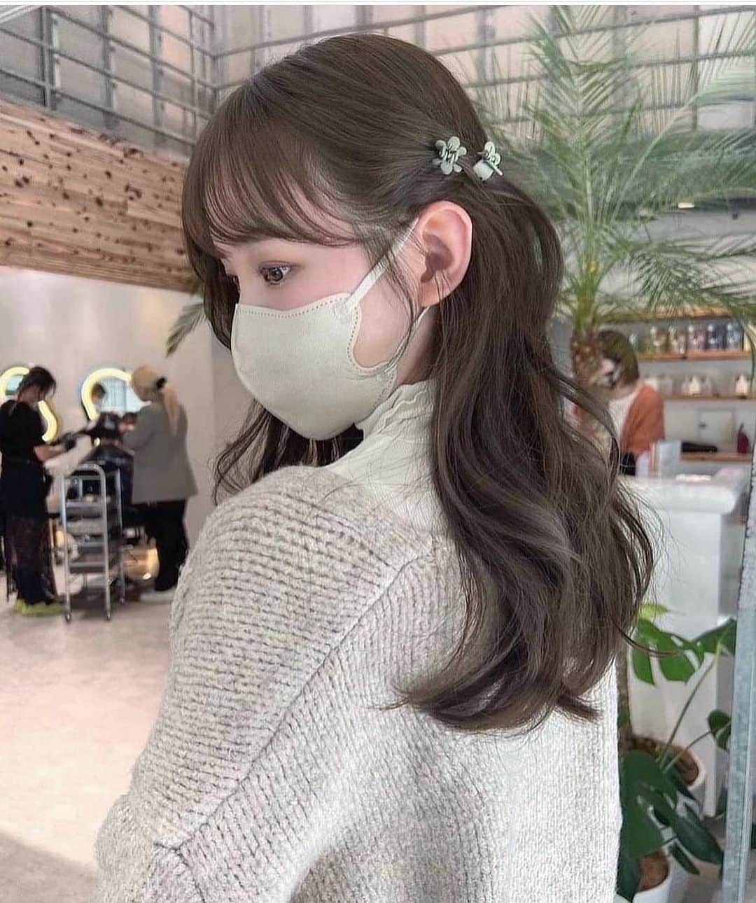 古賀美紀のインスタグラム：「#ブリーチなし でできる  「 #オリーブベージュ ❤︎」  現在の明るさより明るくしたい方、地毛からのカラーのお客様はダブルケアカラー  選択お願いします♡  【set menu】 ♡前髪カット＋ケアカラー ¥14000~  ♡バングカット顔周り＋プレミアムケアカラー ¥16200~  ♡カット＋ケアカラー ¥16100~  ♡カット＋プレミアムケアカラー¥18300~  ♡カット＋ダブルケアカラー ¥25300~  ♡ケアカラー＋トリートメント　¥18400~  ♡プレミアムケアカラー＋トリートメント　¥20600~  ※top stylist指名料＋500 ※カットなしのメニューの場合 シャンプーブロー代¥2700 ※学割10%off  〜はレングス料金含む」