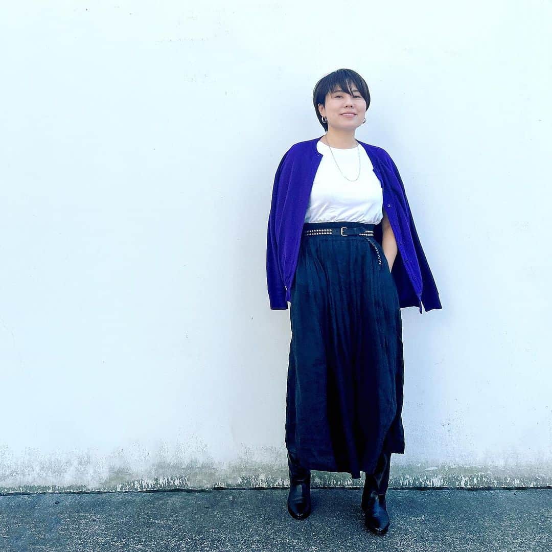 望月律子さんのインスタグラム写真 - (望月律子Instagram)「ロングブーツを久々に買いました👢 麻のスカートとか、Tシャツとか…まだ夏の軽さを残しつつ足元だけロングブーツに。 この時期だからできるバランスを存分に楽しみます😎 @haunt_daikanyama で一目惚れをし、ウチの子になりました💜 #corsoroma  #ローヒールで歩きやすい #そしてシルエットがきれい #一目惚れしました #なんと3万円台 #即決ですわ」9月25日 13時38分 - ritsukomochizuki