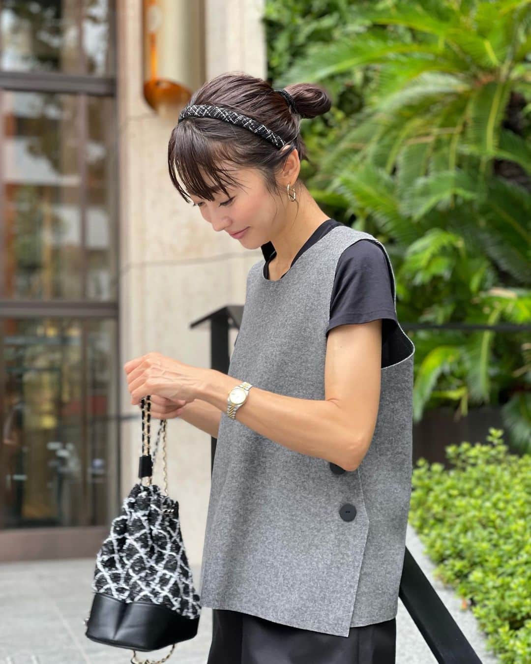 木本泉のインスタグラム：「- 先週の雨で少し秋らしい風になりましたね🍂  アウターの出番が増えるかな？🌾  ウールタッチのジレ  Aラインでこれからの季節、タートルやロンTをinしてヘビロテしそうです！  明日１７時〜発売です！」