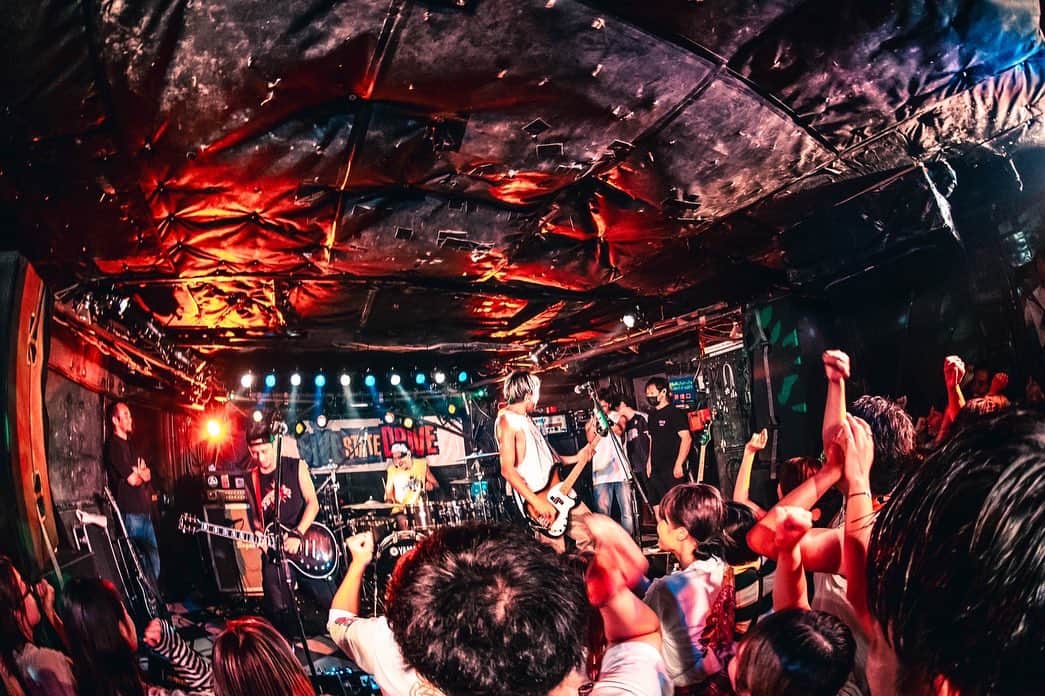 TOTALFATのインスタグラム：「下北沢SHELTER ありがとうございました！ FIVE STATE DRIVEツアーファイナルまで突っ走ってください！！  TOTALFATもいよいよワンマン間近です！ 10/1 大阪2nd Line 集合お願いします！！  photo by @masaty_x」