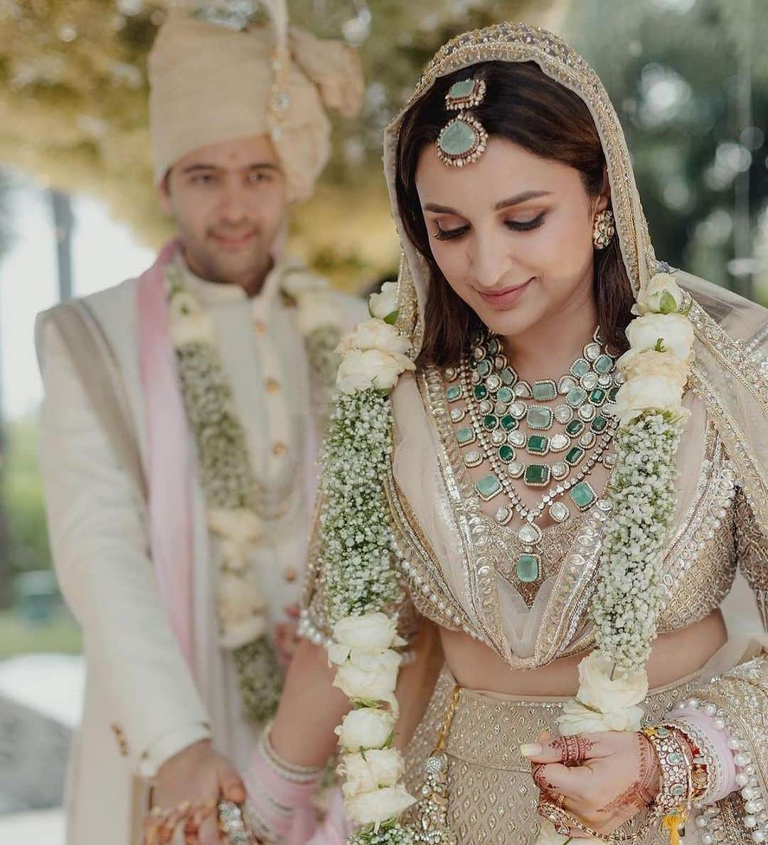 Indianstreetfashionのインスタグラム：「Parineeti Chopra and Raghav Chadha are married ♥️🫶🏻」