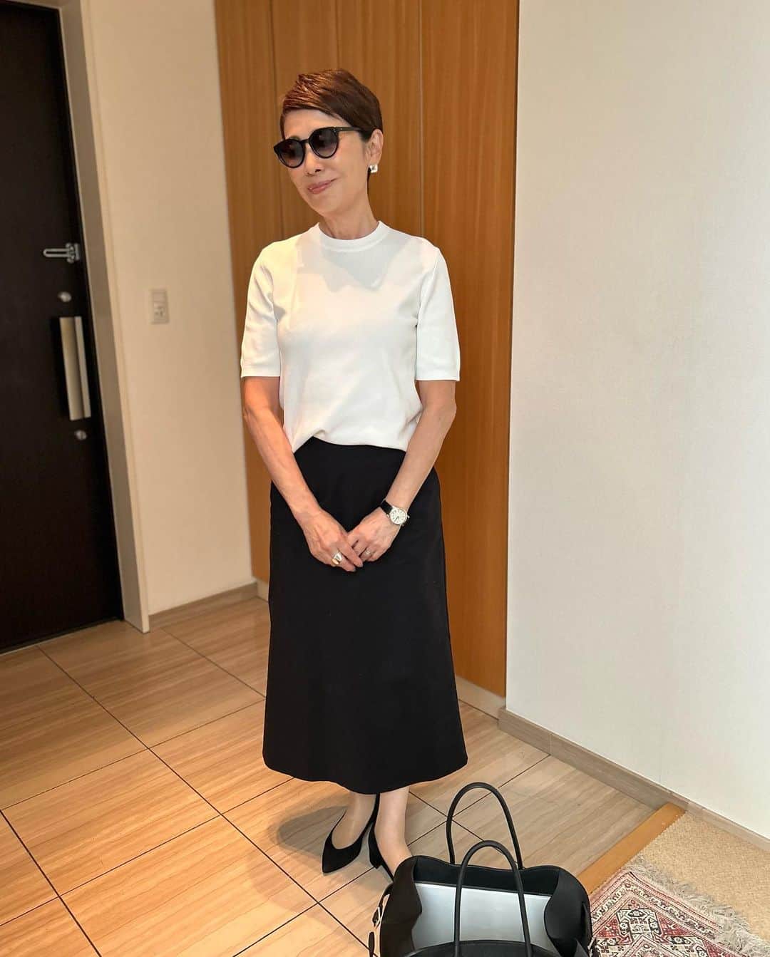 安藤優子さんのインスタグラム写真 - (安藤優子Instagram)「チームモノトーン❣️  これから本日は対談の仕事です。  朝からバタバタしていて今になってしまいましたが、リンもめっちゃ元気です。（笑）  さて今着ているこの服は実はワンピースなんです。  ハイ、つながっています。  こういうバタバタな日にはほんと助かります。  #ミラオーエン のものです。  ではサクッと仕事してきます。  リンは事務所スタッフと女子会留守番です。  #フレンチブルドッグ  #チームモノトーン   #安藤優子」9月25日 13時40分 - yukoando0203