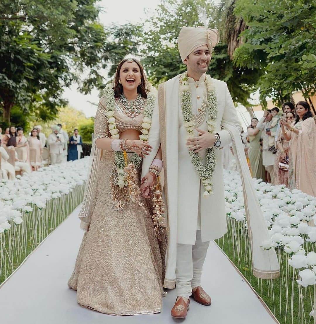 Indianstreetfashionのインスタグラム：「Ishq wala love 🫰🏻♥️  Parineeti Chopra and Raghav Chadha are married ♥️🫶🏻」