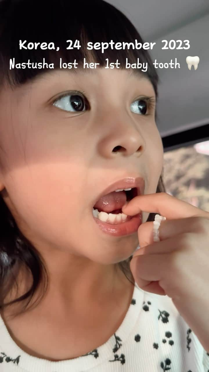 チェルシー・オリビアのインスタグラム：「24th September marks the day I lost my 1st baby tooth! So happy this precious moment was caught on camera!! No pain, no bleed, no drama!🥰」