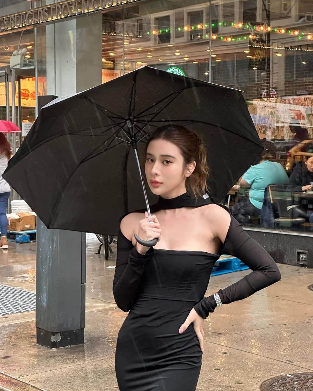 Supassaraさんのインスタグラム写真 - (SupassaraInstagram)「🫠💦😶‍🌫️❄️🚕  #MiniDolceVita #LonginesDolceVita #EleganceIsAnAttitude #Longines #LonginesThailand」9月25日 13時46分 - supassra_sp