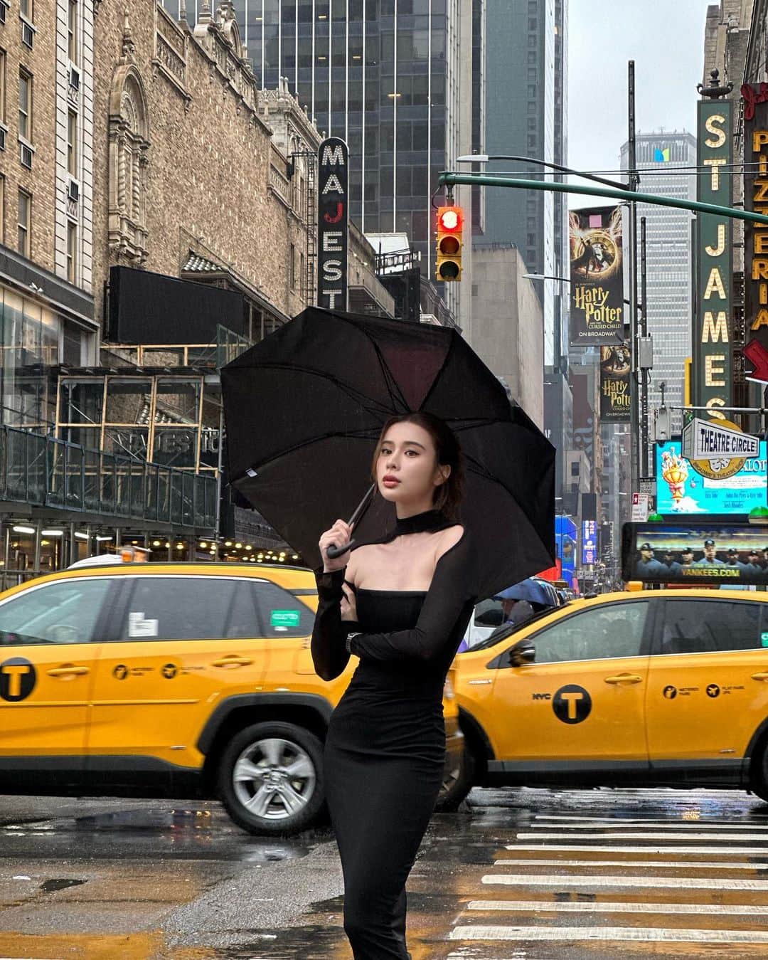 のインスタグラム：「🫠💦😶‍🌫️❄️🚕  #MiniDolceVita #LonginesDolceVita #EleganceIsAnAttitude #Longines #LonginesThailand」