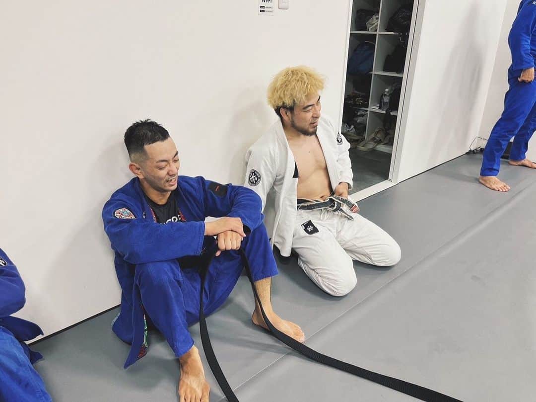 岩﨑正寛のインスタグラム：「橋本は今や日本柔術界の希望。 長い間世界と戦い続けていて孤高の存在だと思う。 しかし、本人の凄いところは普通プレッシャーで押し潰されそうな状況でも楽しさを見出し進んで行けるところだと思う。 近日中に橋本教授とDEEP HALF CLUBのコラボ界をYouTubeで観れると思うのでお楽しみに。 @tomocdbjj」
