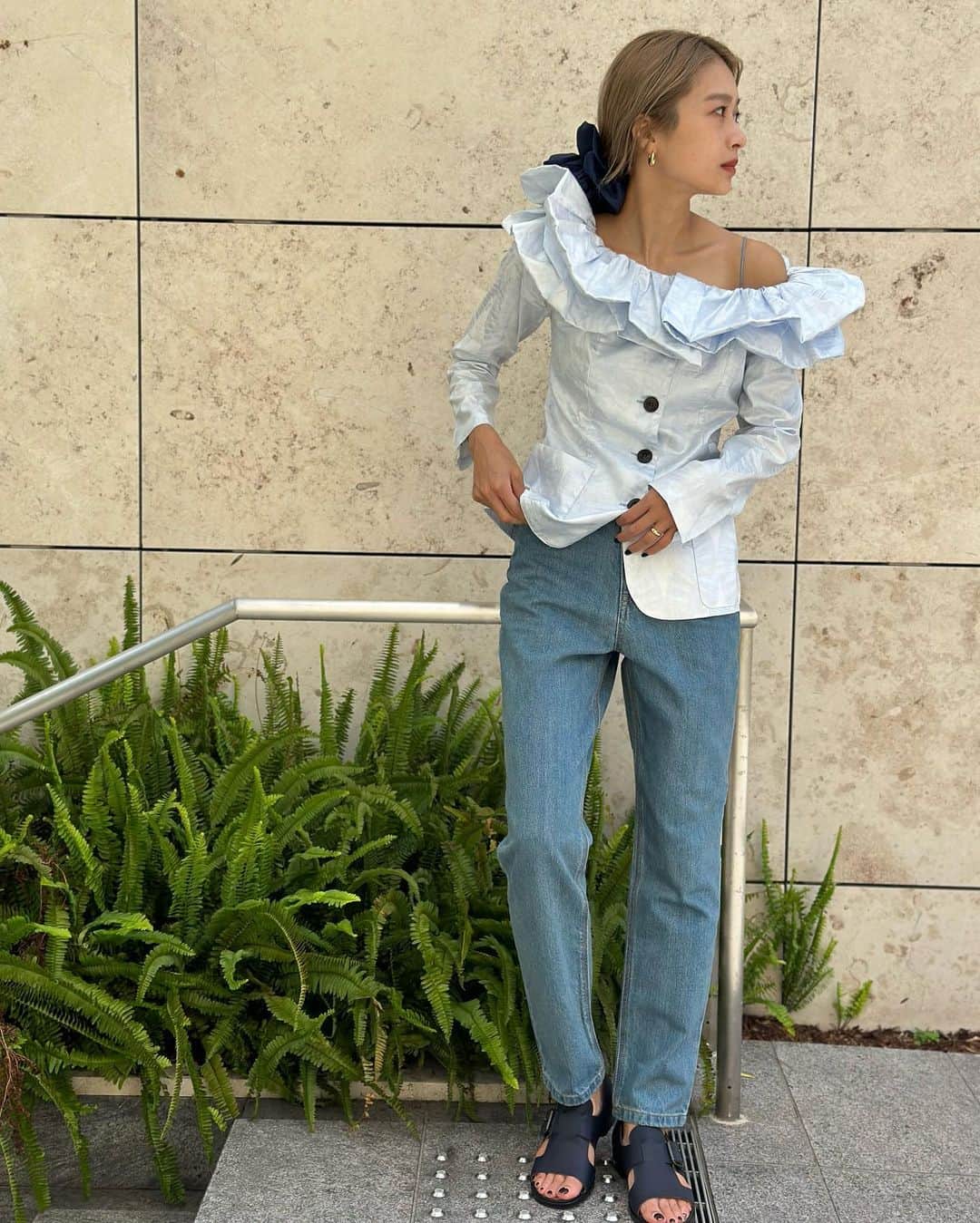 6(ROKU) OFFICIALさんのインスタグラム写真 - (6(ROKU) OFFICIALInstagram)「-  @superyaya100 blouse ¥115,500- tax in  @tuesmontresor_official The Mother of Pearl Jean ¥41,800- tax in  @ernie_palo scrunchie ¥9,900- tax in  @flligiacometti sandals ¥94,600- tax in  #roku #superyaya  #tuesmontresor #erniepalo #f.lligiacometti」9月25日 13時55分 - 6______roku