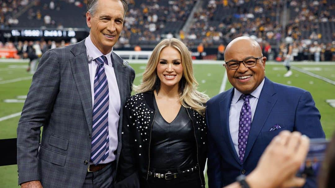 キャリー・アンダーウッドさんのインスタグラム写真 - (キャリー・アンダーウッドInstagram)「Had a blast at the @snfonnbc game tonight @allegiantstadium with @collinsworthpff, @miketiriconbc and all the amazing fans!  Thanks for having me! 📸: @jeffjohnsonimages」9月25日 13時56分 - carrieunderwood