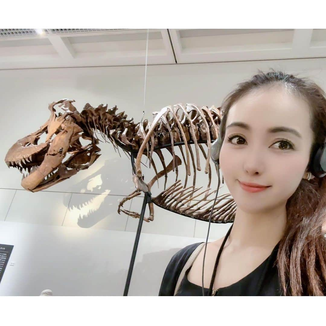 澤野井香里のインスタグラム：「Sの行きたがってた#恐竜博2023 🦖 in #大阪自然史博物館  へ✨ @dinoexpo2023   日本初上陸❣️の鎧竜屈指の完全度のズール🦕の 全身実物化石を目の前で見れて、レプリカではなく本物の化石は想像力が掻き立てられて感動する♡  トゲトゲ恐竜のズール、ティラノサウルスもかっこいい😎  音声ガイドも何度も聞いて化石ロマンに浸ってるS😂  ちょうど大阪メトロ🚇で福井の恐竜博物館コラボのスタンプラリーもしていたの🤭 （ラリーまでする気力なくて1箇所しかおせてないけどw）  迫力満点だったー＾＾  #ks_23✨ #ks_osaka✨ #大阪 #長居 #恐竜博 #こどもとおでかけ #男の子ママ #女の子ママ #ママライフ #ママリ #コドモノ  #7歳 #4歳 #👦🏻👧🏻 #S⭐️_ #M🍒_  #s⭐️m🍒 #」