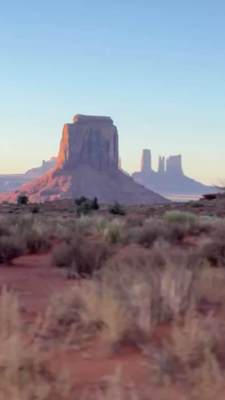 マヌー・ベネットのインスタグラム：「Monumental Sunset #monumentvalley #arizona #utah #sunset #travel #usa」