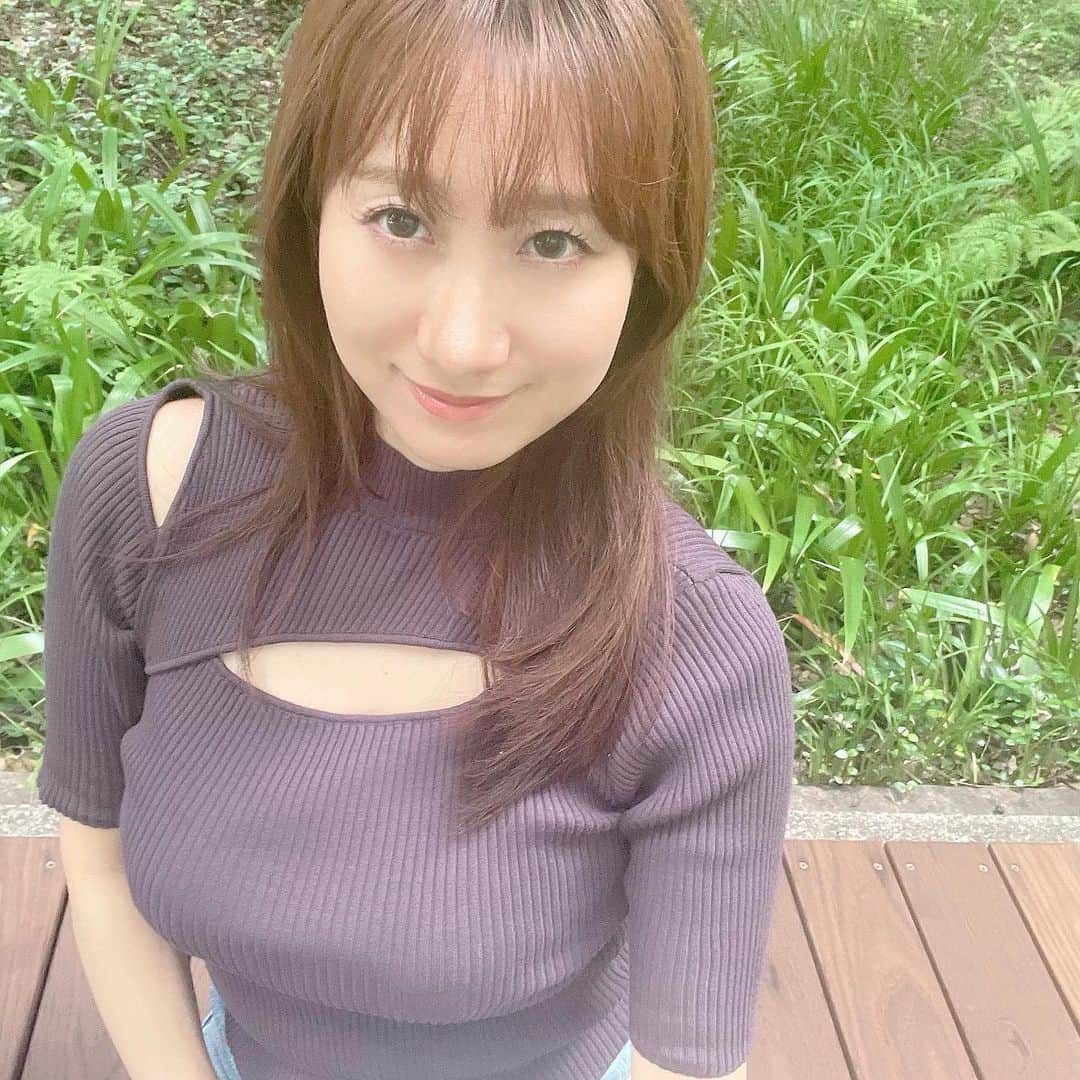 のインスタグラム：「秋へ  そんな急に来られると嬉しいけど困るよ…  私より  今日はNHKラジオR1『Nらじ』6時台の気象情報を担当します😌  #気象予報士 #気象キャスター #weatherforecaster #기상캐스터　#氣象主播 #オフショット #smile #微笑 #미소　#senyum #मुस्कान」