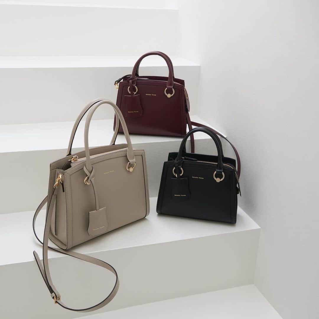 Samantha Thavasaのインスタグラム：「New Arrival✨ Circle Design Leather Square Bag --------------------------  上品な印象のスクエアフォルムに サークル型のオリジナル金具が シンプルなデザインに華やかさをプラス💐✨  キレイめからカジュアルまで マッチする万能アイテム👜  -------------------------- price  small ¥36,300 large ¥39,600  #サマンサタバサ #samanthathavasa  #バッグ  #bag  #totebag  #トートバッグ  #new」