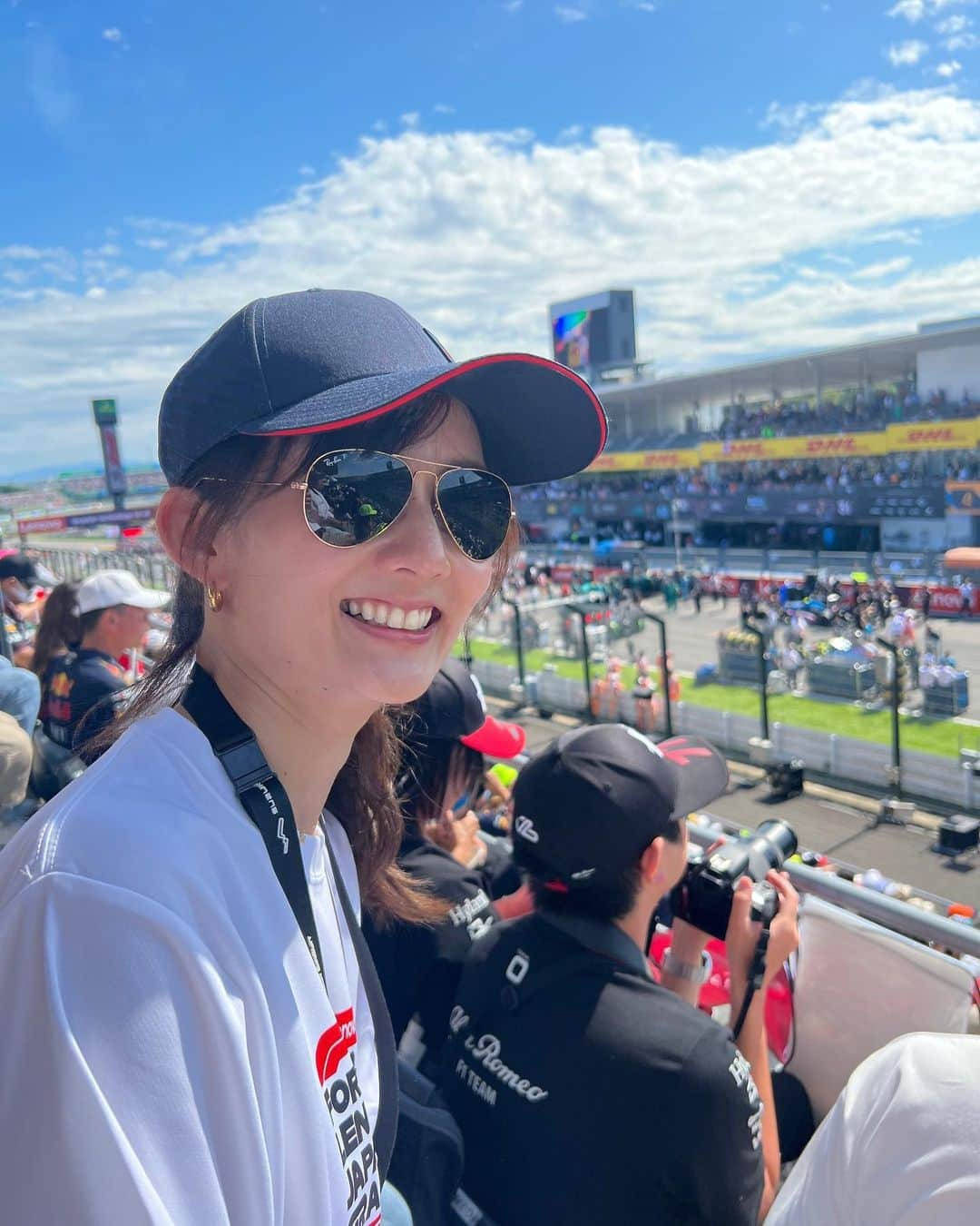 伊藤友季子さんのインスタグラム写真 - (伊藤友季子Instagram)「🏎️🏁 　 初めてのF1観戦🧢 凄い世界を体感できてしばらく放心状態でした。 想像を超える速さとかっこよさ。 あの中に人間が入っているなんて… 体中に響くエンジン音 レース開始時の緊迫感 タイヤ交換のスピード 何もかも圧倒されました。 　 うちの犬MAXの名前の由来となった マックス・フェルスタッペン選手は絶好調🏆✨ 思いがけずブルーインパルスのショーも見られて 終了後はレーシングコースに出て歩くことができて 久しぶりに家族でゆっくり話せて 充実した一日でした🚄 ありがとう😊 行けて良かった！ 　 　 #f1 #f1観戦 #鈴鹿 #鈴鹿サーキット #formula1 #suzukacircuit #maxverstappen」9月25日 14時11分 - yukiko_xx