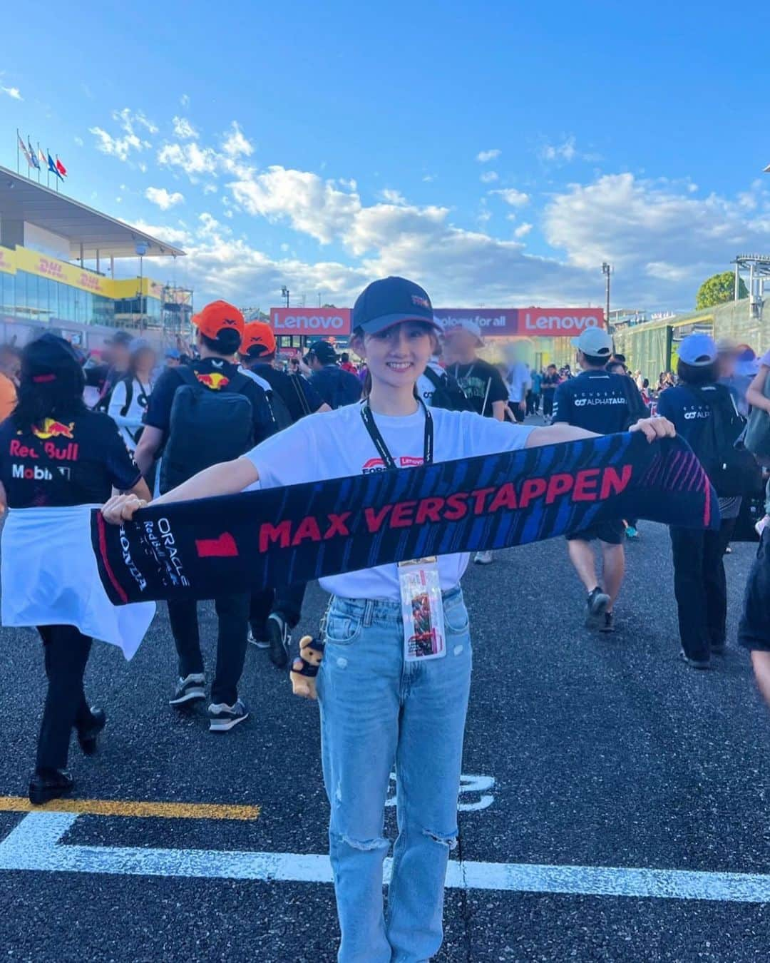 伊藤友季子さんのインスタグラム写真 - (伊藤友季子Instagram)「🏎️🏁 　 初めてのF1観戦🧢 凄い世界を体感できてしばらく放心状態でした。 想像を超える速さとかっこよさ。 あの中に人間が入っているなんて… 体中に響くエンジン音 レース開始時の緊迫感 タイヤ交換のスピード 何もかも圧倒されました。 　 うちの犬MAXの名前の由来となった マックス・フェルスタッペン選手は絶好調🏆✨ 思いがけずブルーインパルスのショーも見られて 終了後はレーシングコースに出て歩くことができて 久しぶりに家族でゆっくり話せて 充実した一日でした🚄 ありがとう😊 行けて良かった！ 　 　 #f1 #f1観戦 #鈴鹿 #鈴鹿サーキット #formula1 #suzukacircuit #maxverstappen」9月25日 14時11分 - yukiko_xx