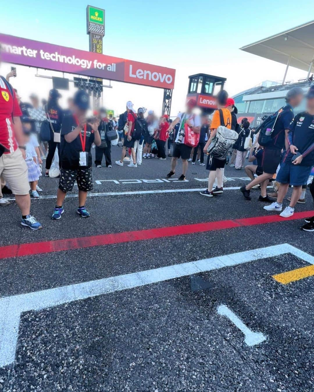 伊藤友季子さんのインスタグラム写真 - (伊藤友季子Instagram)「🏎️🏁 　 初めてのF1観戦🧢 凄い世界を体感できてしばらく放心状態でした。 想像を超える速さとかっこよさ。 あの中に人間が入っているなんて… 体中に響くエンジン音 レース開始時の緊迫感 タイヤ交換のスピード 何もかも圧倒されました。 　 うちの犬MAXの名前の由来となった マックス・フェルスタッペン選手は絶好調🏆✨ 思いがけずブルーインパルスのショーも見られて 終了後はレーシングコースに出て歩くことができて 久しぶりに家族でゆっくり話せて 充実した一日でした🚄 ありがとう😊 行けて良かった！ 　 　 #f1 #f1観戦 #鈴鹿 #鈴鹿サーキット #formula1 #suzukacircuit #maxverstappen」9月25日 14時11分 - yukiko_xx