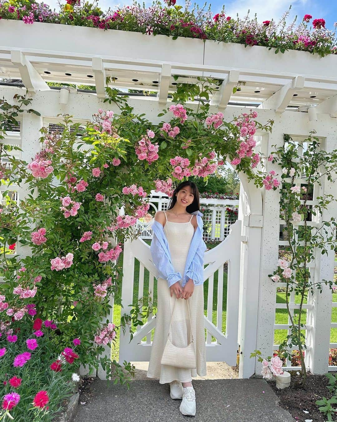 関根ささらさんのインスタグラム写真 - (関根ささらInstagram)「#butchartgardens 💐🌹 . . . . 夏の短期留学中、#バンクーバー 滞在中に行った #ヴィクトリア にて #ブッチャートガーデン に行きました🌷めちゃくちゃ綺麗だったしこの広さの土地と植物たちが元々は私有地だったことに驚き……！！！  バンクーバーからフェリーで移動するのですが、移動する途中も日本では見られないような雄大な森と川とが見られて異国に来てる感すごかった……！ #victoriaisland はヨーロッパ風の建元がたくさんで #映えスポット のオンパレードでした🥹🥹またいきたい🥹🥹🩷🩷 . . . . #vancouver #vancouver_canada #victoria #victoriatravel #vancouvertravel #バンクーバー留学 #バンクーバー生活 #バンクーバー観光 #バンクーバーカフェ #バンクーバーライフ #留学生活 #留学サポート #ネスグローバル #thebutchartgardens」9月25日 14時13分 - sasarasekine