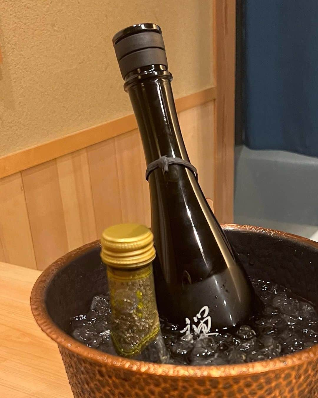 宮崎まこさんのインスタグラム写真 - (宮崎まこInstagram)「禅利🍶日本酒  禅利　2023  PROTOTYPE B0 生酒　 @zenri_jp   シンガポールのミシュラン三つ星オデット リッツカールトン京都、フォーシーズンズホテル京都などなど…ものすごい勢いで提携される新星。  限定30本のみの抽選最終日、当選したらラッキーすぎる。。是非！  応募期間は9/14〜9/25🍶　 ↓ https://www.zenrikyoto.com/f/reserve/b0-2?utm_source=sns&utm_medium=influencfer&utm_campaign=B0_2  #禅利 #zenri #日本酒好きな人と繋がりたい #日本酒　#sake #japanesesake #酒　#pr #予約困難店 #予約困難店食べ歩き #ミシュラン #michelinstar #sakelover #鎌倉 #由比ヶ浜 #海」9月25日 14時20分 - makomiyazaki