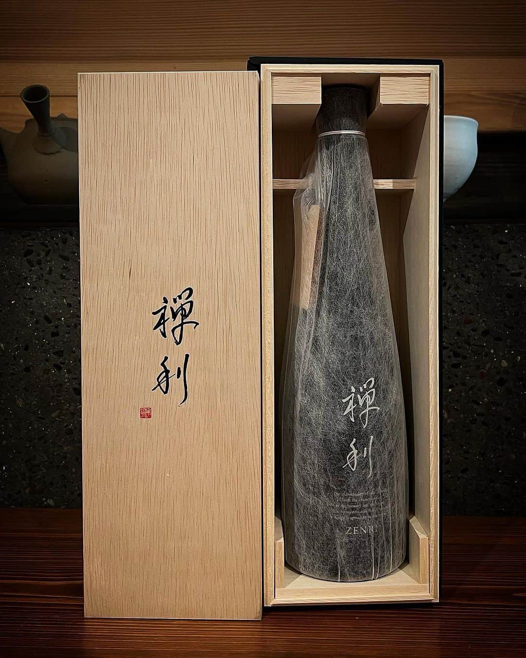 宮崎まこさんのインスタグラム写真 - (宮崎まこInstagram)「禅利🍶日本酒  禅利　2023  PROTOTYPE B0 生酒　 @zenri_jp   シンガポールのミシュラン三つ星オデット リッツカールトン京都、フォーシーズンズホテル京都などなど…ものすごい勢いで提携される新星。  限定30本のみの抽選最終日、当選したらラッキーすぎる。。是非！  応募期間は9/14〜9/25🍶　 ↓ https://www.zenrikyoto.com/f/reserve/b0-2?utm_source=sns&utm_medium=influencfer&utm_campaign=B0_2  #禅利 #zenri #日本酒好きな人と繋がりたい #日本酒　#sake #japanesesake #酒　#pr #予約困難店 #予約困難店食べ歩き #ミシュラン #michelinstar #sakelover #鎌倉 #由比ヶ浜 #海」9月25日 14時20分 - makomiyazaki