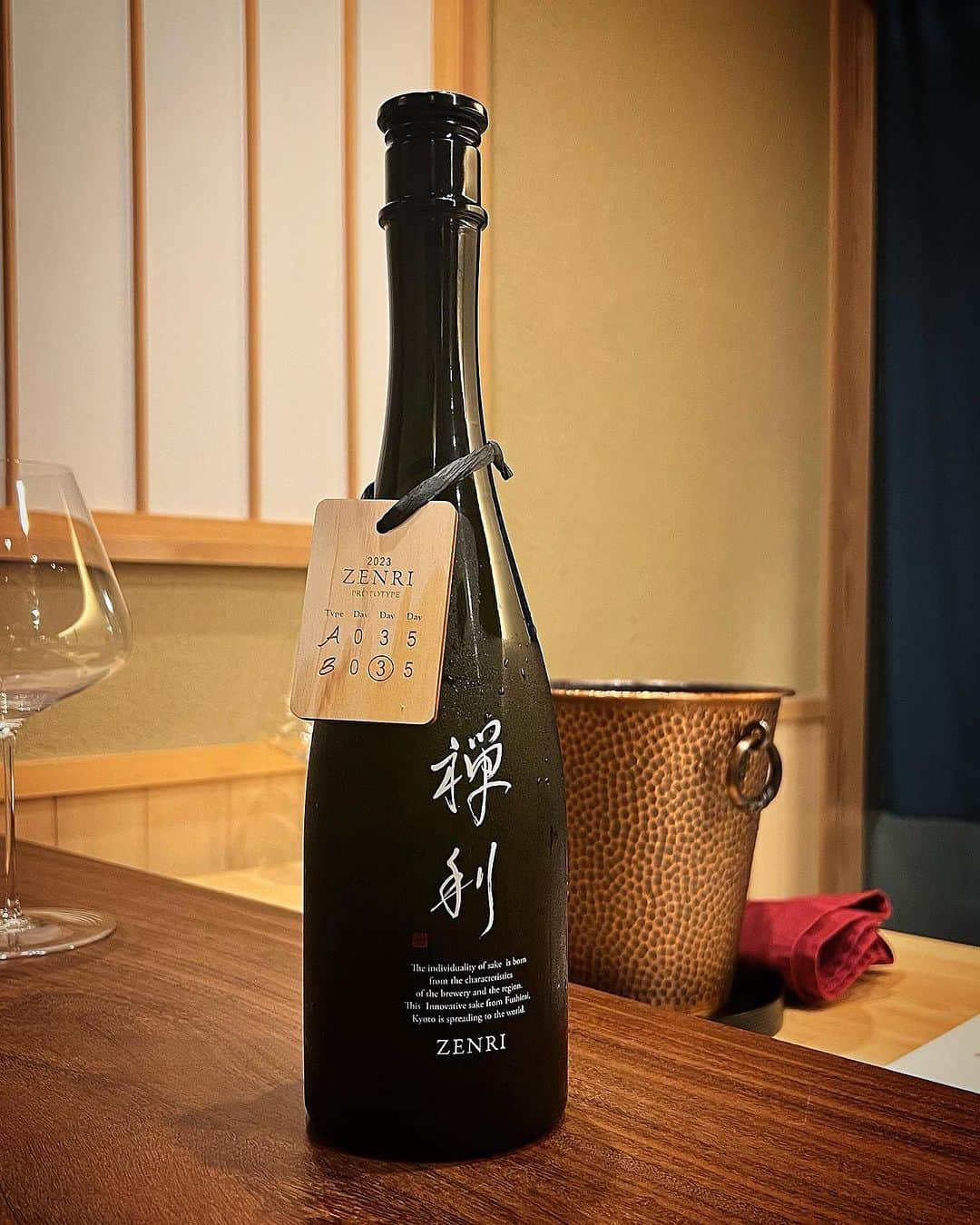 宮崎まこさんのインスタグラム写真 - (宮崎まこInstagram)「禅利🍶日本酒  禅利　2023  PROTOTYPE B0 生酒　 @zenri_jp   シンガポールのミシュラン三つ星オデット リッツカールトン京都、フォーシーズンズホテル京都などなど…ものすごい勢いで提携される新星。  限定30本のみの抽選最終日、当選したらラッキーすぎる。。是非！  応募期間は9/14〜9/25🍶　 ↓ https://www.zenrikyoto.com/f/reserve/b0-2?utm_source=sns&utm_medium=influencfer&utm_campaign=B0_2  #禅利 #zenri #日本酒好きな人と繋がりたい #日本酒　#sake #japanesesake #酒　#pr #予約困難店 #予約困難店食べ歩き #ミシュラン #michelinstar #sakelover #鎌倉 #由比ヶ浜 #海」9月25日 14時20分 - makomiyazaki