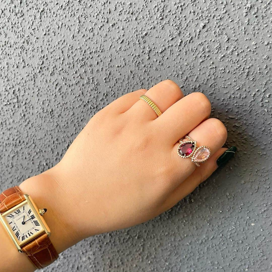 bijouxthreecさんのインスタグラム写真 - (bijouxthreecInstagram)「． 【BOUCHERON】  1858年、フランスで創業されたブシュロン🇫🇷  王族や貴族に愛されてきた名門ジュエラーです。  --------------------------------  ブシュロンのアイコンのセルパンボエム。  スネークをモチーフとしており、 愛と守護というお守りのような意味があります🐍  今年発売されたピンククォーツと ロードライトガーネットの重ねづけも おすすめです✨  --------------------------------  #BOUCHERON #ブシュロン #セルパンボエム #セルパンボエムリング #タンクルイ #カルティエ #リング　#タンク #bijouxthreec #ビジュースリーク」9月25日 14時23分 - bijouxthreec