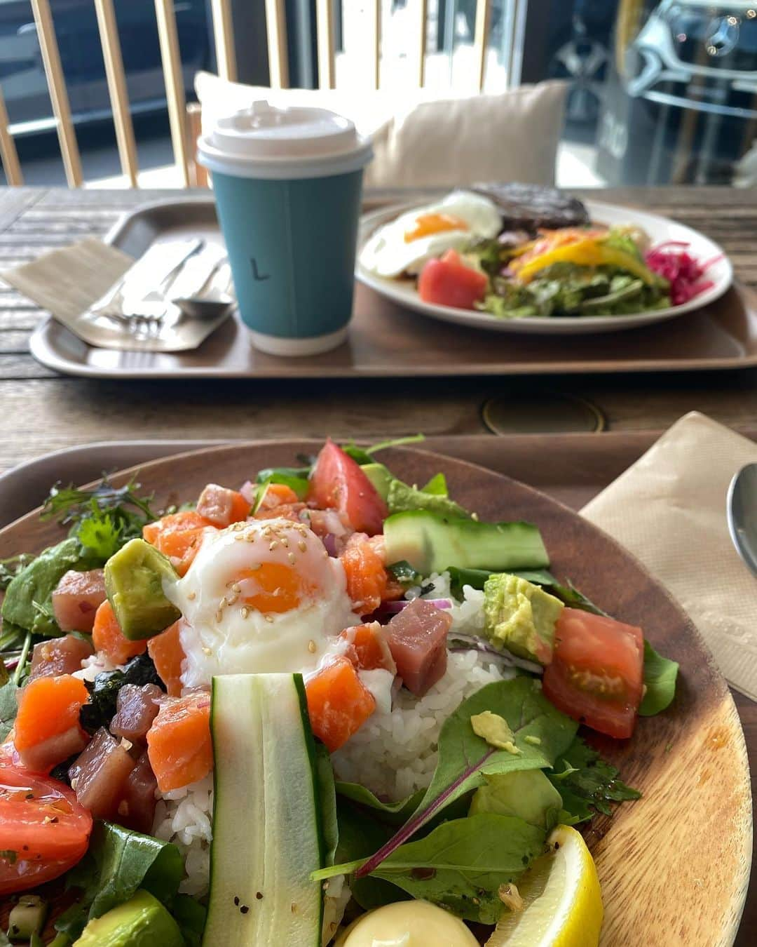 アレサ・ネスミスのインスタグラム：「ポキ丼&ロコモコ🌺 ハワイアンな１日🌴✨」