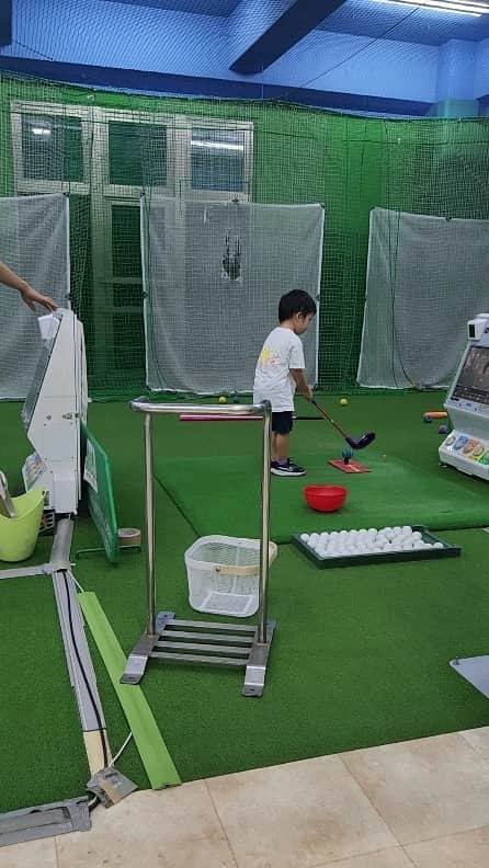 竹末裕美のインスタグラム：「4歳児ゴルフ始めました⛳ 今のところ、ちゃんと先生の言う事聞いてます😂  #ゴルフ#ジュニア#4歳児#スナッグゴルフ#レッスン」