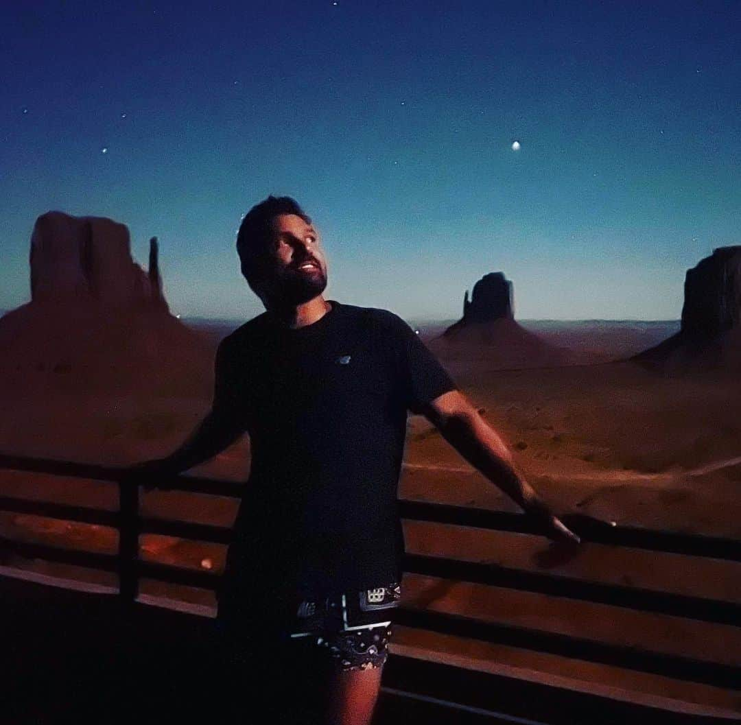 マヌー・ベネットのインスタグラム：「Amazing moonlight enabled this photograph taken from balcony of the View Hotel overlooking Monument Valley #monumentvalley #arizona #utah #travel #nightphotography」