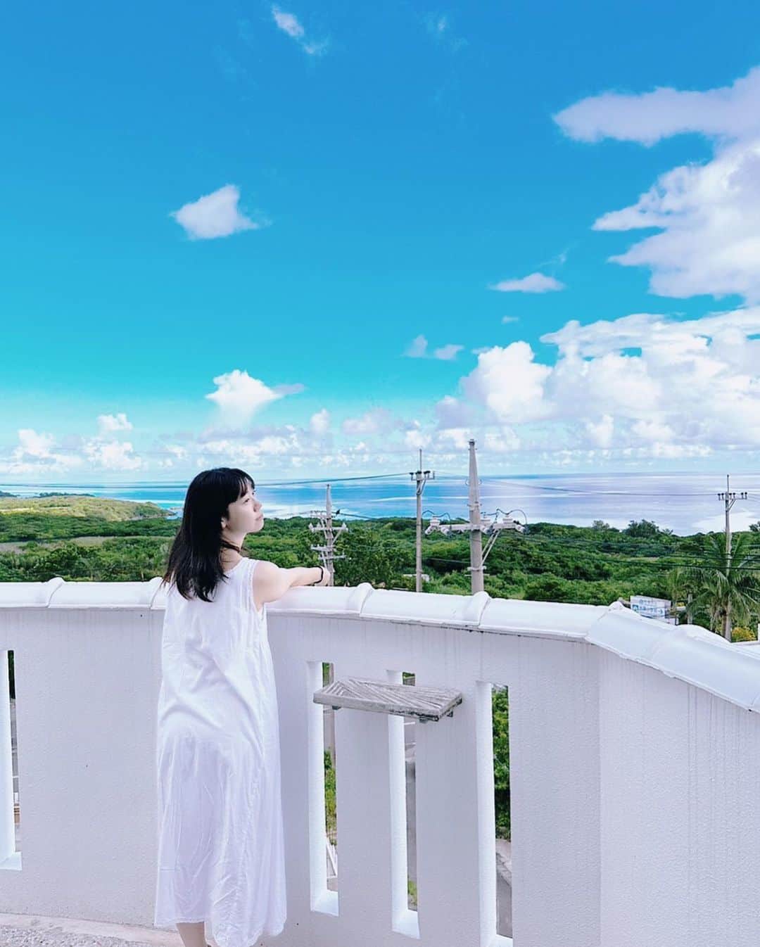 永原真夏さんのインスタグラム写真 - (永原真夏Instagram)「石垣島への旅は、ご縁をいただき、 @meguru_ishigaki さまにご招待頂いたことがきっかけ。 出迎えてくださったオーナーの加納さんからの「八重山諸島を楽しんでくださいね〜」のお言葉に甘えて、たくさん楽しみました。  朝から夜までアクティブに動いて、夜はホテルで絵を描いたり、ベランダで音楽を聴いたり、マーニの葉を編んだり。meguruには、万年筆と紙、カセットテープとプレイヤーが各お部屋に置いてあって、それらをきっかけに、自然にインナーへと意識が向いて行きます。海で出会ったトロピカルフィッシュ🐠たちを毎晩スケッチしました。一番よく聴いたカセットは、Moss Kingの「Omni Gardens」。  風と光が重なり合うエントランスが、出かけるたび、帰ってくるたびに美しく、朝はきらきらの海、夜は天の川とヤモリがテケテケと迎えてくれて、旅中のプリミティブなsweet homeになってくれました✧  朝晩のお食事や、一緒に行った吉田さんのサバニ造船所、スタッフの皆様とのやりとりもエフォートレスで忖度なく心地良い。  ツアー前に訪れることができて本当によかった！ 心の中に宝石箱ができました。 ありがとう⚪️また必ず行きます🪽  @meguru_ishigaki  @yuki_kanou_architecture」9月25日 14時43分 - suika1ban