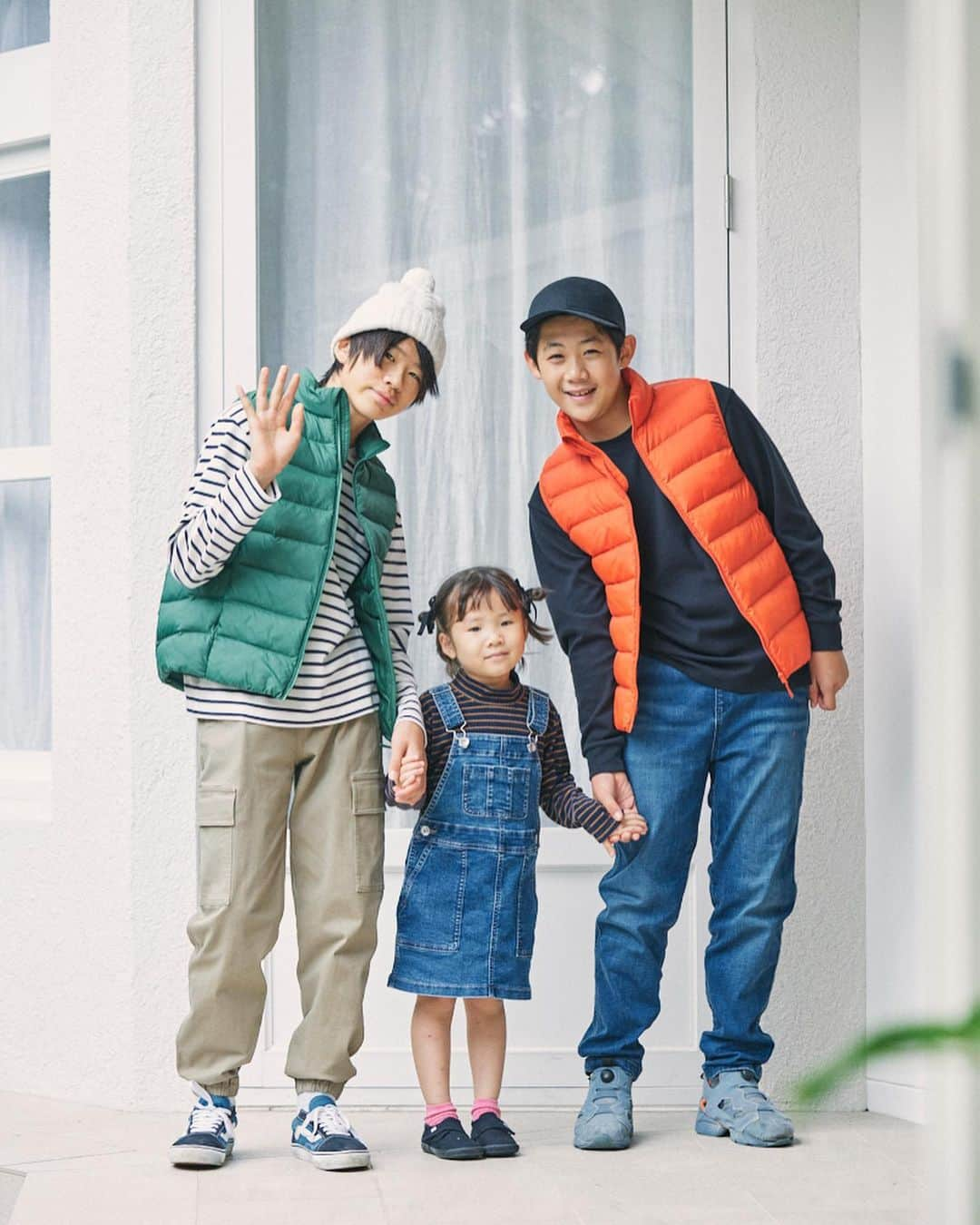 amigo.amigo.5205622さんのインスタグラム写真 - (amigo.amigo.5205622Instagram)「． ★#uniqlokids ★  ❄️2023 UNIQLOキッズ＆ベビー秋冬コレクション❄️  @uniqlo_jp   #2023秋冬 も 可愛いデザインばかりの#uniqlokids ❤︎  （長女） ✔︎ウルトラストレッチスウェットシャツ 商品番号: 460087  ✔︎コーデュロイジャンパースカート 商品番号: 460675  ✔︎ヒートテックケーブルニットキャップ 商品番号: 461158  （次女） ✔︎リブフリースハイネックボーダーTシャツ 商品番号: 460701  ✔︎デニムジャンパースカート 商品番号: 460672  今年のUNIQLOキッズは シンプルで大人っぽく落ち着いたデザインが 多かったかな♪  五枚目と六枚目の、 スウェットスタジアムジャンパーが 娘も私もイチオシ‼️ コレ欲しいアイテム‼️  チェック柄のボトムスとあわせたら #スクールガール 風になって 可愛いのー😍  この日はたくさん試着したので また投稿します♪  七枚目はよーたんとさゆりちゃんちの 息子くん達と📸 @yoka1124  @l.lily1013  イケメンボーイ達に挟まれて あこたん緊張気味💓  #uniqlolifewear  #ユニクロキッズ #uniqlobaby #ユニクロベビー #ベビー #PR #uniqloコーデ  #ユニクロ #ユニクロコーデ  #ユニクロ部  #kids #kidsstyle  #kidsgram_tokyo  #kidsfashion  #キッズ #キッズファッション  #キッズコーデ  #キッズ服  #キッズフォト  #姉妹コーデ  #キッズ秋冬コーデ  #秋冬コーデ  #秋冬コレクション  #小学生コーデ」9月25日 14時35分 - amigo.amigo.5205622