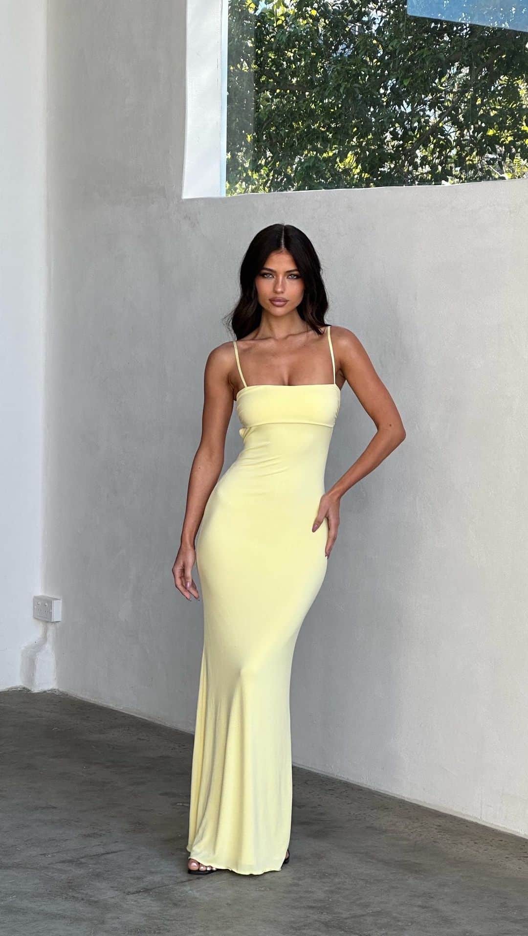 tiger Mistのインスタグラム：「Turn heads in the Cara Maxi Dress. 💌 Tap to shop!」