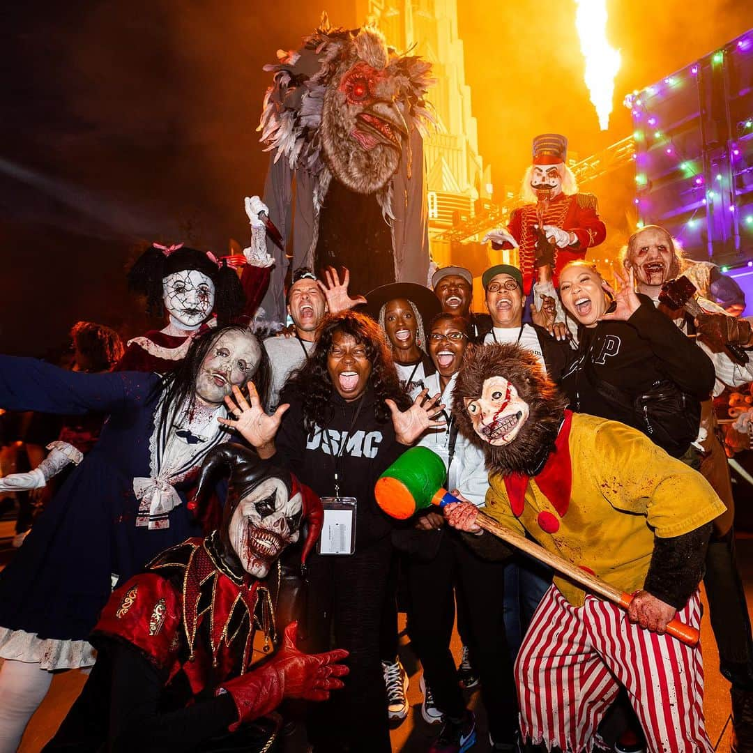 エドウィン・ホッジさんのインスタグラム写真 - (エドウィン・ホッジInstagram)「@horrornights did it again!! Hard to be scared when you’re laughing so hard at other people being scared! Literally saw my mother damn near jump out of her shoes! I probably laughed too hard, but she laughed too… I think. #universalhhn」9月25日 14時38分 - chaoticsymphony