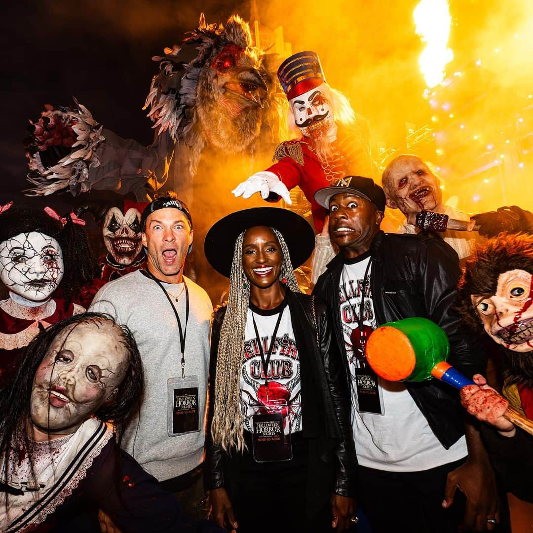 エドウィン・ホッジさんのインスタグラム写真 - (エドウィン・ホッジInstagram)「@horrornights did it again!! Hard to be scared when you’re laughing so hard at other people being scared! Literally saw my mother damn near jump out of her shoes! I probably laughed too hard, but she laughed too… I think. #universalhhn」9月25日 14時38分 - chaoticsymphony