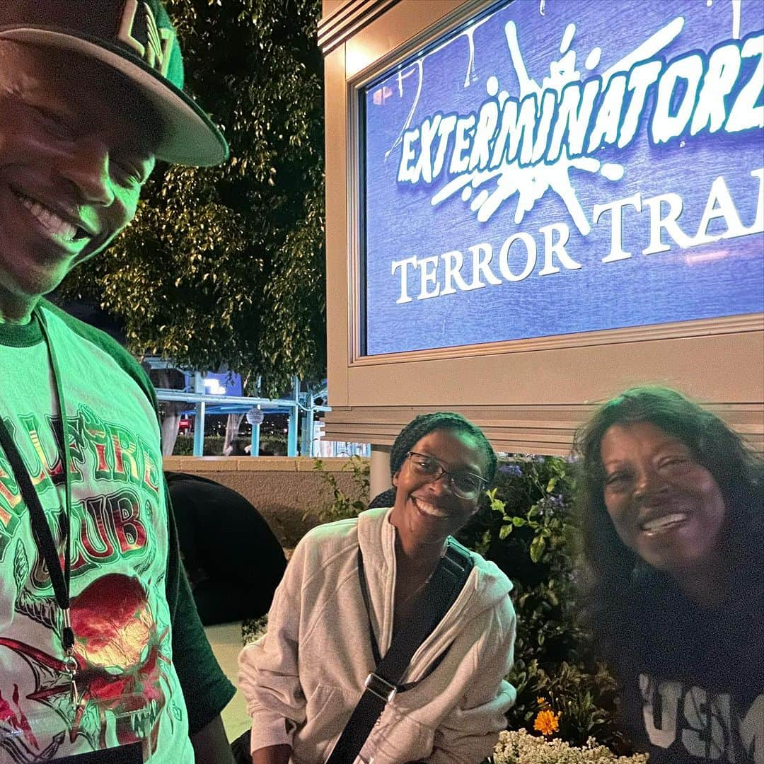 エドウィン・ホッジさんのインスタグラム写真 - (エドウィン・ホッジInstagram)「@horrornights did it again!! Hard to be scared when you’re laughing so hard at other people being scared! Literally saw my mother damn near jump out of her shoes! I probably laughed too hard, but she laughed too… I think. #universalhhn」9月25日 14時38分 - chaoticsymphony