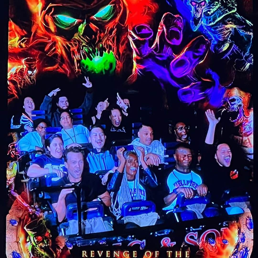 エドウィン・ホッジさんのインスタグラム写真 - (エドウィン・ホッジInstagram)「@horrornights did it again!! Hard to be scared when you’re laughing so hard at other people being scared! Literally saw my mother damn near jump out of her shoes! I probably laughed too hard, but she laughed too… I think. #universalhhn」9月25日 14時38分 - chaoticsymphony