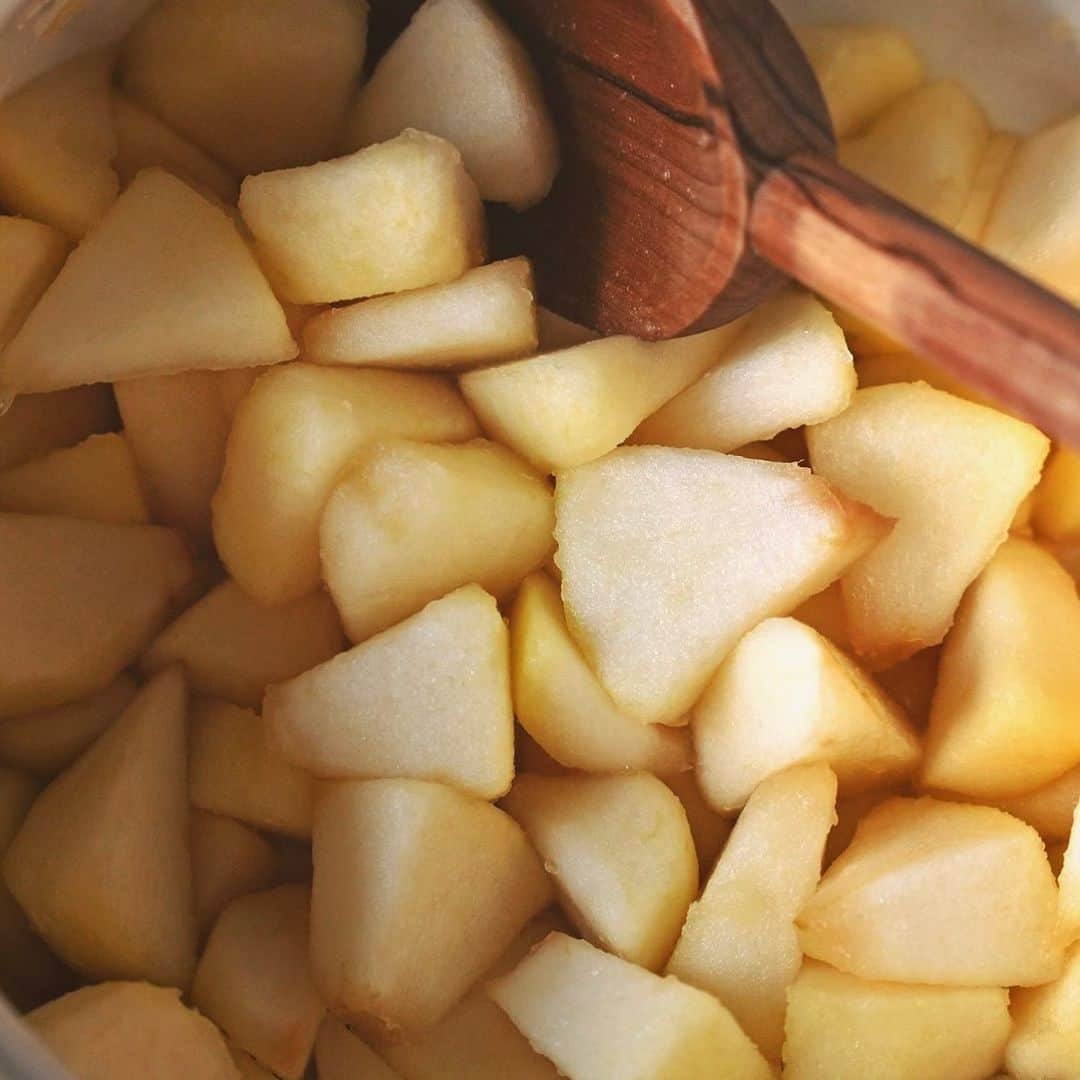 Chokiさんのインスタグラム写真 - (ChokiInstagram)「秋から冬が旬のりんごを使った、大好きなりんごバターのレシピ🍎  りんご...1個 蜂蜜　...30〜40g バター...50g  1.りんごの皮をむき、食塩水につける。 2.りんごを鍋に移し、蜂蜜を加える。 3.ふたをして弱火で5分ほど火にかける。 4.バターを加えて、水分がなくなってきたら火からおろす。 5.ハンドブレンダーで果肉をつぶす。  ハンドブレンダーを使わなくても、りんごを木ベラで潰して果肉を残すようにしても美味しいです🍎シナモンを加えるのも大好き、、🌳  砂糖不使用で新鮮で甘くて美味しいりんごバター♡  🍎🥣🫙」9月25日 14時40分 - choki.home