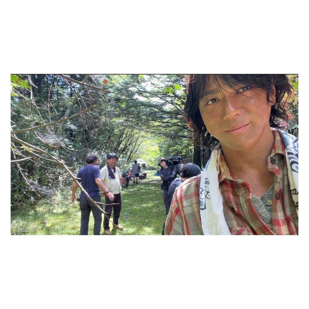 塩谷瞬のインスタグラム：「連日朝からハードな撮影が続いてます。  山に籠ってキャスト、 スタッフ一丸となって頑張ってます。  すでに全身ボロボロです。w  今回色んなトラブルがあったのですが、 主演として事前に各スタッフと話し合って対処したり現場の士気を上げて仕切ったり、 そんなことが出来るのも 本当沢山の現場をやってきて色んな経験してきて 良かったなあと思います。  ロケーションも最高だし、 スタッフさんも素敵な人達が集まって 熱い漢たちでぶつかり合いをしてます。  お楽しみに！📽️  映画俳優 塩谷瞬」