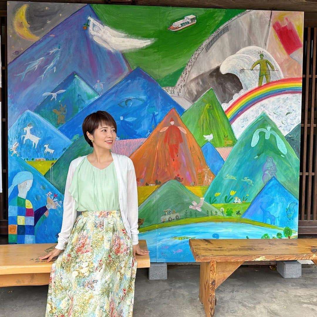 村井美樹のインスタグラム：「#くろよん60市街地シャッターアート  #黒部ダム 60周年を記念して、 #大町駅前本通り商店街 で、黒部ダムをモチーフにした　#シャッターアート が7箇所、11月30日まで展示されています🎨🖼️  #鉄拳さん @tekkenparapara と #大町中学校 美術部の皆さん、 #麻倉美術部　@asagurart  の皆さんや　#大町岳陽高校 の皆さん、作家の #園田源二郎 さんの作品などなど。大町に訪れたら、ぜひチェックしてみてくださいね☺️✨  来年は第3回　#北アルプス国際芸術祭 が大町で開催されるし、町中がアートで彩られると思うと楽しみ😆  #信濃大町観光大使 #信濃大町 #大町市」