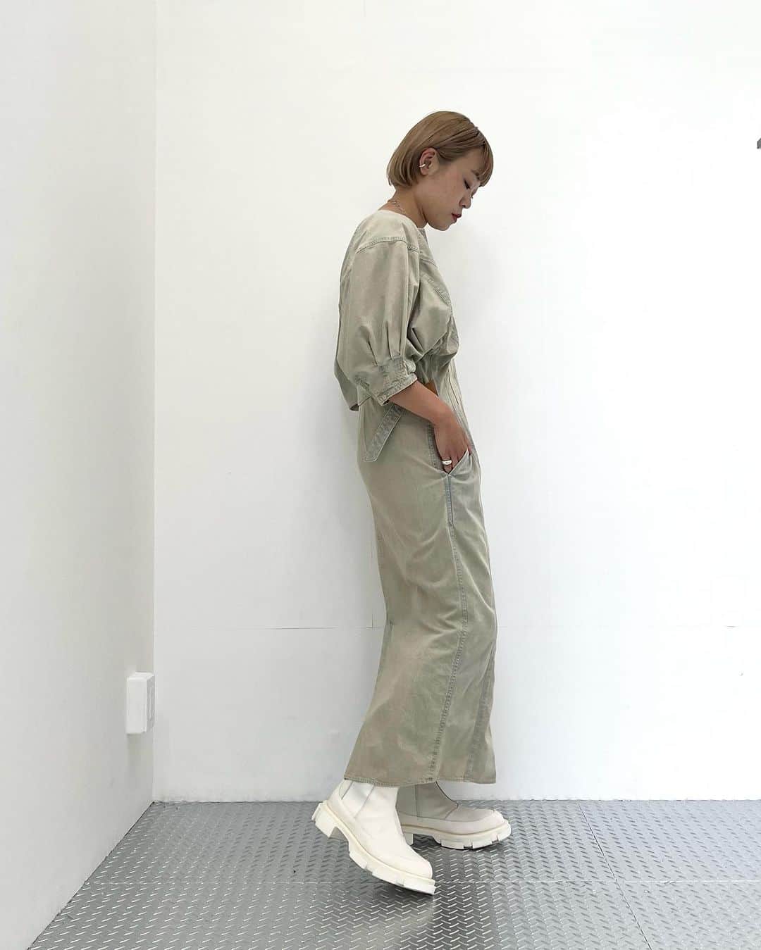 MIDWEST TOKYO WOMENのインスタグラム：「. 【onepiece】 midi dress @photocopieu beige / size36,38  staff 160cm @midwest_tw  ✔️オンラインストアはプロフィールリンクよりご覧ください🙇‍♀️」