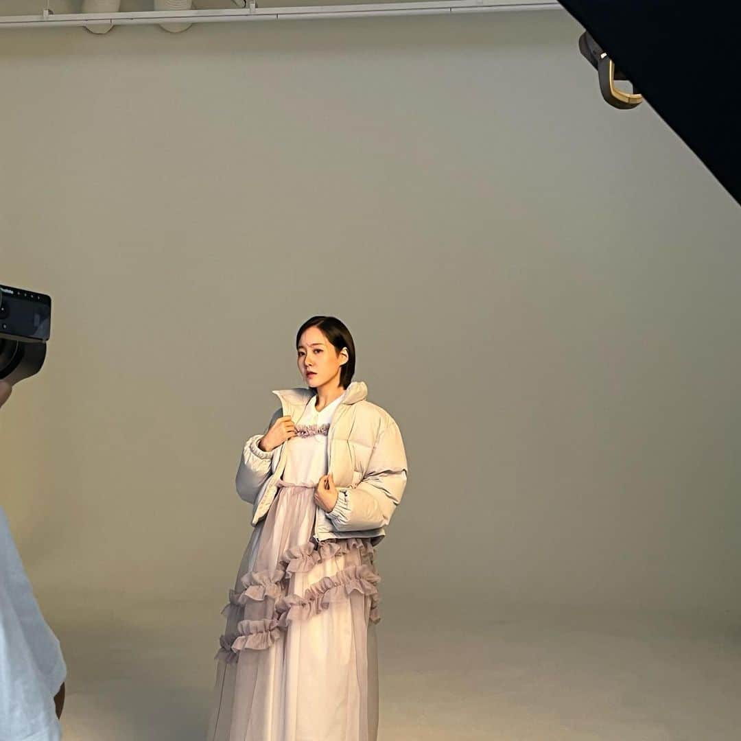 チン・ジヒのインスタグラム：「#무신사스탠다드스포츠 촬영📸🖤」